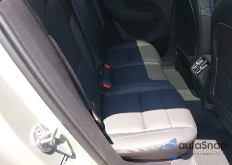 2025 Volvo Xc40 B5 Plus Dark Theme z USA, uszkodzony, nr VIN YV4L12UC1S2453686